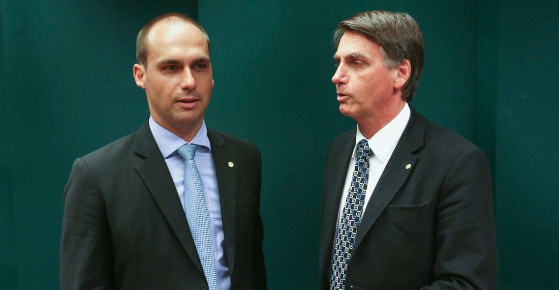 Eduardo Bolsonaro (izq.) y Jair Bolsonaro (derecha)