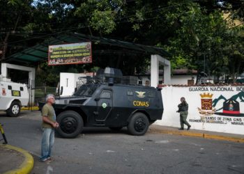 Vista externa del comando de la Guardia Nacional Bolivariana donde personas se manifiestan este lunes, en Carcas (Venezuela)/EFE