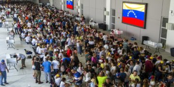 MV07. MIAMI (EE.UU.), 16/07/2017.- Miles de ciudadanos venezolanos participan en la Consulta Popular que se celebra hoy, domingo 16 de julio de 2017, en las instalaciones del Miami Dade College West Campus de la ciudad del Doral, en Miami (EE.UU.). Los venezolanos en Florida madrugaron hoy a apoyar con su voto la consulta promovida por el Parlamento de Venezuela, de mayoría opositora, con la que busca expresar su rechazo a la Asamblea Nacional Constituyente promovida por el Gobierno de Nicolás Maduro. EFE/Giorgio Viera