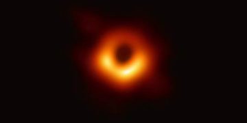 Esta es la histórica fotografía revelada de un agujero negro supermasivo ubicado en el centro de la galaxia M87, a 53,3 millones de años luz de la Tierra.