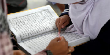 Un sociólogo que vive en Catar protagonizó un polémico vídeo en el que muestra la "forma correcta" de golpear a una esposa según la religión del Islam. Foto: EFE