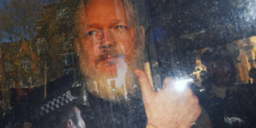 ARA1. LONDRES (REINO UNIDO), 11/04/2019.- El fundador de WikiLeaks, Julian Assange, a su llegada este jueves a la Corte de Magistrados de Westminster en Londres (Reino Unido) tras su detención. El arresto este jueves de Assange respondió a una petición de extradición de EE.UU., así como al hecho de haber violado las condiciones de libertad condicional en 2012, informó Scotland Yard. EFE/ Stringer