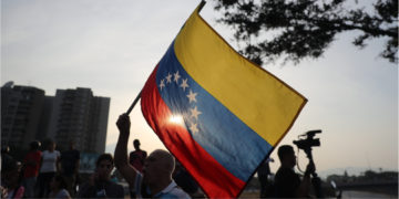 Centenares de ciudadanos venezolanos comenzaron a cortar este martes las calles de Caracas para mostrar su rechazo al régimen. Foto: EFE