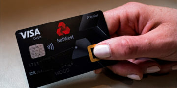 El banco Natwest lanzó la primera tarjeta de débito que requiere una huella dactilar en lugar del código pin para pagar en el Reino Unido. Foto: EFE