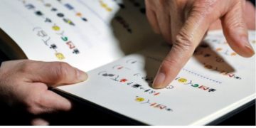 El artista chino Xu Bing publicó el libro 'Book from the Ground' escrito solamente con emoticones. Foto: EFE