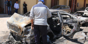 Un hombre inspecciona los daños causados por un bombardeo, este miércoles en Trípoli (Libia). Foto: EFE.