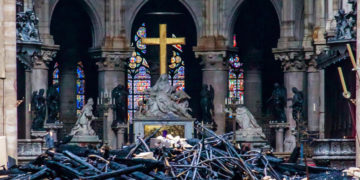 Vista del interior de la catedral de Notre Dame después del incendio sufrido este lunes. Foto: EFE.