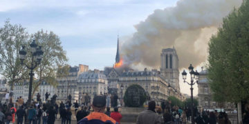 La catedral de Notre Dame de París, uno de los monumentos más emblemáticos de la capital francesa, sufre un incendio. EFE/María Diaz Valderrama