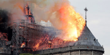 Vista general del incendio en la catedral de Notre Dame en París (Francia). EFE.