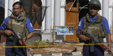 Personal de seguridad hace guardia en una iglesia de Colombo, capital de Sri Lanka, tras los ataques de este domingo. Foto: EFE.