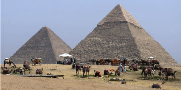 Joven fue detenido por escalar la Gran Pirámide de Guiza en Egipto. Foto: EFE